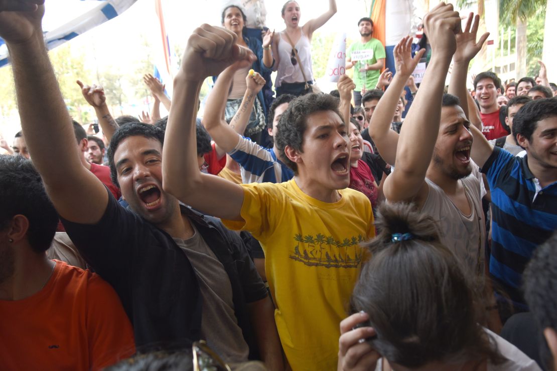 Alrededor de 2.000 estudiantes rodearon la oficina del rector exigiendo su renuncia.