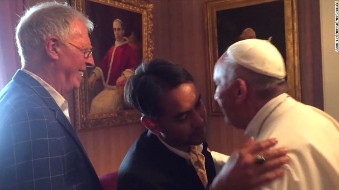 CNNE 215319 - 151002162200-02-pope-meets-with-gay-couple-exlarge-169