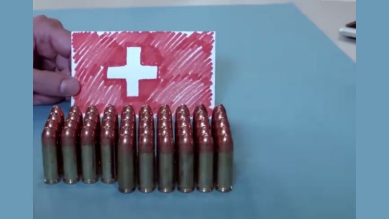 Suiza: 45,7 armas por cada 100 personas.