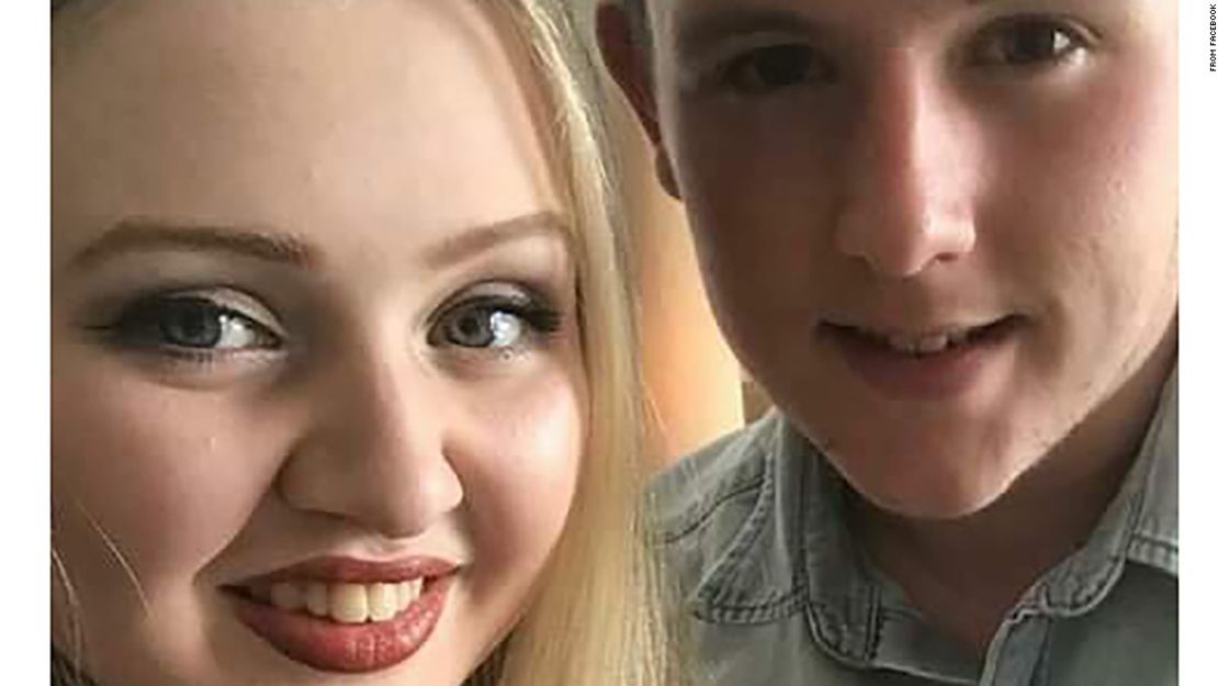 Las familias de Chloe Rutherford, de 17 años, y Liam Curry, de 19, confirmaron sus muertes en un homenaje dado a conocer por la Policía de Manchester.