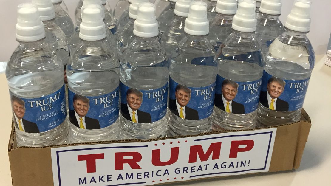 El paquete de botellas de agua "Trump Natural Spring Water" que Trump envió a la oficina de Rubio en Washington.