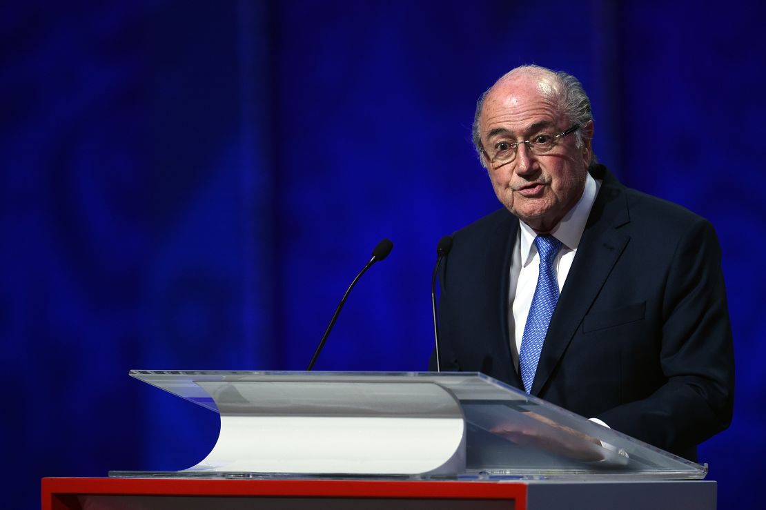 Presidente de la FIFA desde 1998, Blatter anunció su dimisión el 2 de junio y añadió que permanecería en el cargo hasta la celebración de nuevas elecciones.