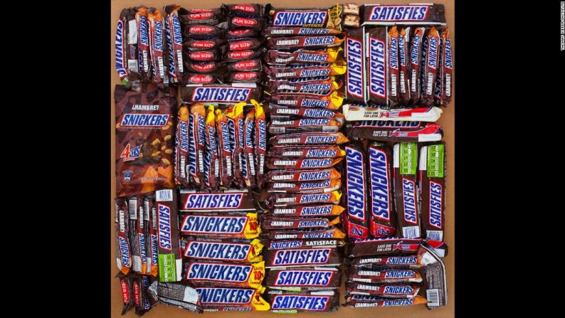 Kiefer dijo que Snickers generalmente es la barra de chocolate más popular entre las personas que cruzan el desierto. En la frontera, toda la comida es considerada como contrabando y se desecha.