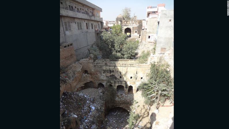 Beoli abandonado, Fatehpur, Rajastán – Siempre enseño este baoli, o pozo escalonado, como ejemplo y recordatorio de cómo un monumento único, sobrecogedor y anteriormente esencial puede ser reducido a escombros.