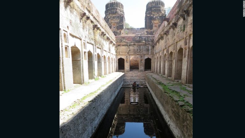 Raja Bir Singh Dev baoli, Serol, Madhya Pradesh – Un granja familiar se ocupa de este pozo escalonado, al utilizarlo para lo que se utilizaba siglos atrás: para beber, lavar y como irrigación.