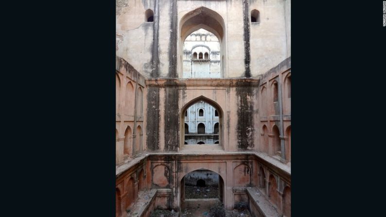 Mertaniji ki Baoli, Jhunjihunu, Rajastán – Es tan inclinado y se encuentra en condiciones tan terribles que el Mertaniji se ve como si estuviera llorando lágrimas inmundas, pero también es una enorme hazaña de la ingeniería y la arquitectura.