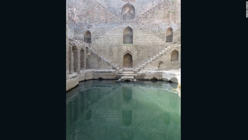 Ujala baoli, Mandu, Madhya Pradesh – El fuerte en Mandu tiene varios pozos escalonados, tanques y sistemas sofisticados para la obtención de agua, pero ninguno es tan hermoso como Ujala baoli.