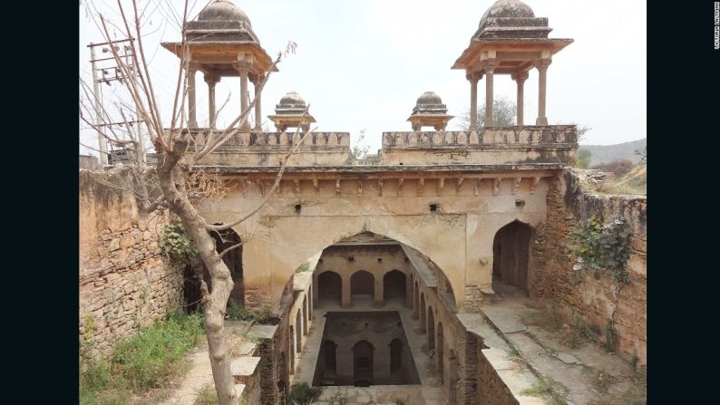 Mukundpura baoli, Narnaul, Haryana – "No es fácil llegar a este pequeño pozo escalonado en los campos afuera de la ciudad de Narnaul, con sus espectaculares monumentos mogoles".