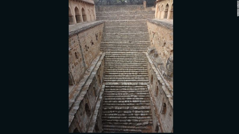 Rajon ki Baoli, Delhi – Este está ubicado en el parque arqueológico Mehrauli, el cual es un lugar mágico lleno de tumbas y ruinas. Es profundo, se encuentra en buenas condiciones y aún produce agua.