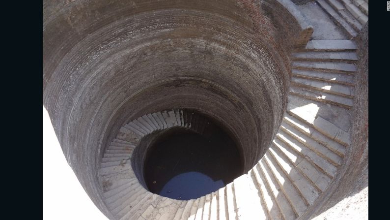 Helical vav, Champaner, Guyarat – "Cuando doy clases, el llamado vav helicoidal ocasiona suspiros... algo acerca de ese sinuoso espiral y su severa simplicidad resulta bastante imperioso. Lo que es incluso más sorprendente es la sutileza de su presencia sobre el suelo: solo una baja pared de mampostería. Encantador".