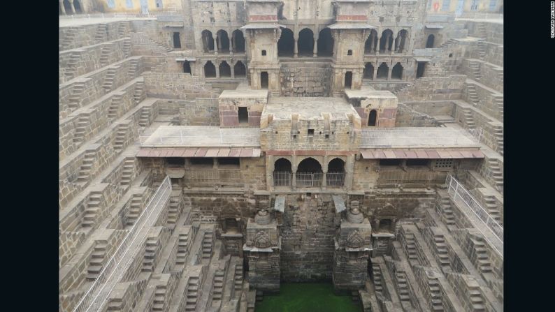 Chand Baori, Abhaneri, Rajastán – "Chand Baori es uno de los pozos escalonados mejor conocidos gracias a su aparición especial en varias películas. Sin embargo, los turistas generalmente se pasan del corto desvío al lado de la carretera entre Jaipur y Agra, y si se dieran cuenta, se arrepentirían.