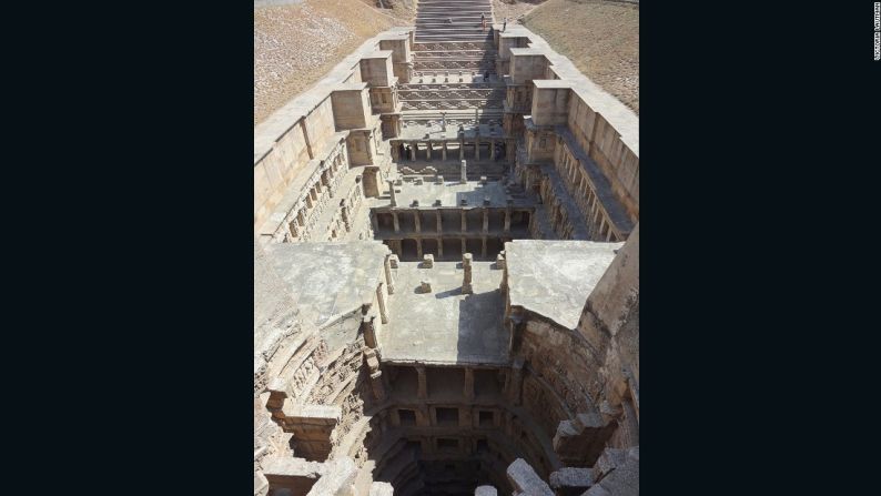 Rani ki vav, Patan, Guyarat – "Este es el pozo escalonado más grande, más grandioso, más costoso y probablemente el más impresionante jamás construido. Por suerte, el año pasado se convirtió en un sitio declarado Patrimonio de la Humanidad por la UNESCO, y literalmente es imposible tratar de describirlo".