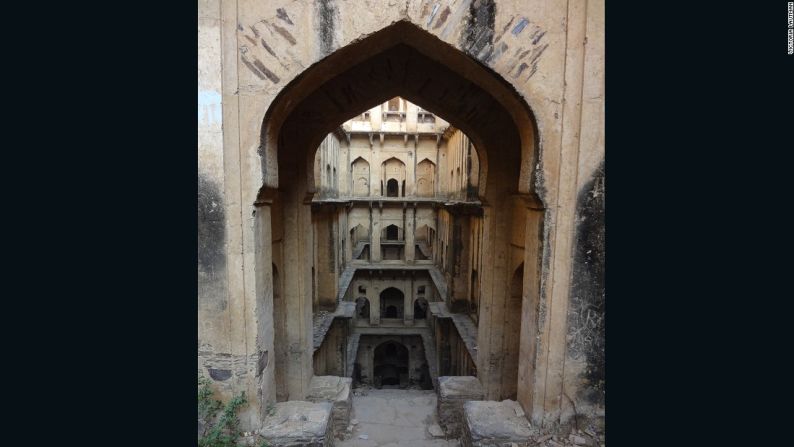 Neemrana Baoli, Neemrana, Rajastán – "Aquí es donde supe que había cruzado la línea de 'encantada' a 'obsesionada'. Neemrana es muy profundo —9 pisos— y está peligrosamente deteriorado, pero es una de las estructuras más maravillosas que he visto en toda mi vida".