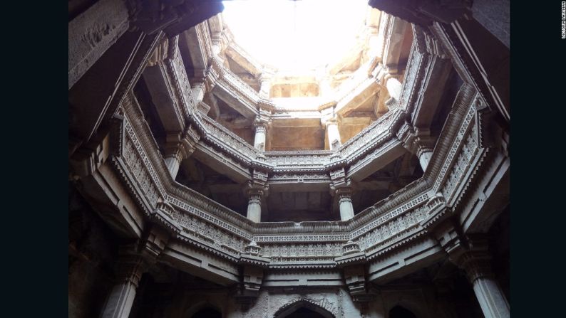 Rudabai vav, Adalaj, Guyarat – "Este es el primer pozo escalonado que vi y no lo pude olvidar. La impresión de ver hacia abajo para apreciar la arquitectura en lugar de hacia arriba trastocó todo lo que esperaría de un edificio. El contraste dramático de luz y sombra, el aire fresco, las vistas plegadas y los sonidos bajos... todos los sentidos estaban en alerta. ¿Quién no recordaría eso durante décadas?"