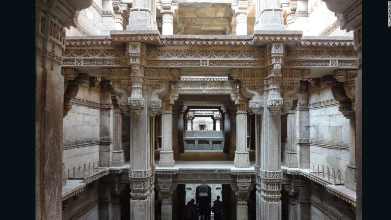 Rudabai vav, Adalaj, Guyarat – "Viajé a India por primera vez hace 30 años. No sabía nada. Resulté viajando con arquitectos. Fuimos a un desierto. El suelo literalmente caía hacia este increíblemente elaborado agujero en el suelo. Fue una de las experiencias más impresionantes de mi vida".