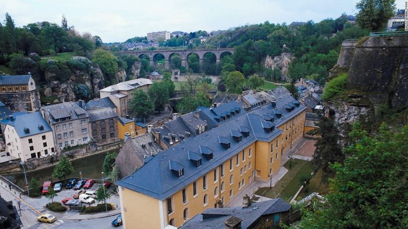 Luxemburgo: El trabajador promedio en esta ciudad trabaja 1.703 horas al año.Además tienen 32 días de vacaciones remuneradas al año, más los días festivos nacionales.