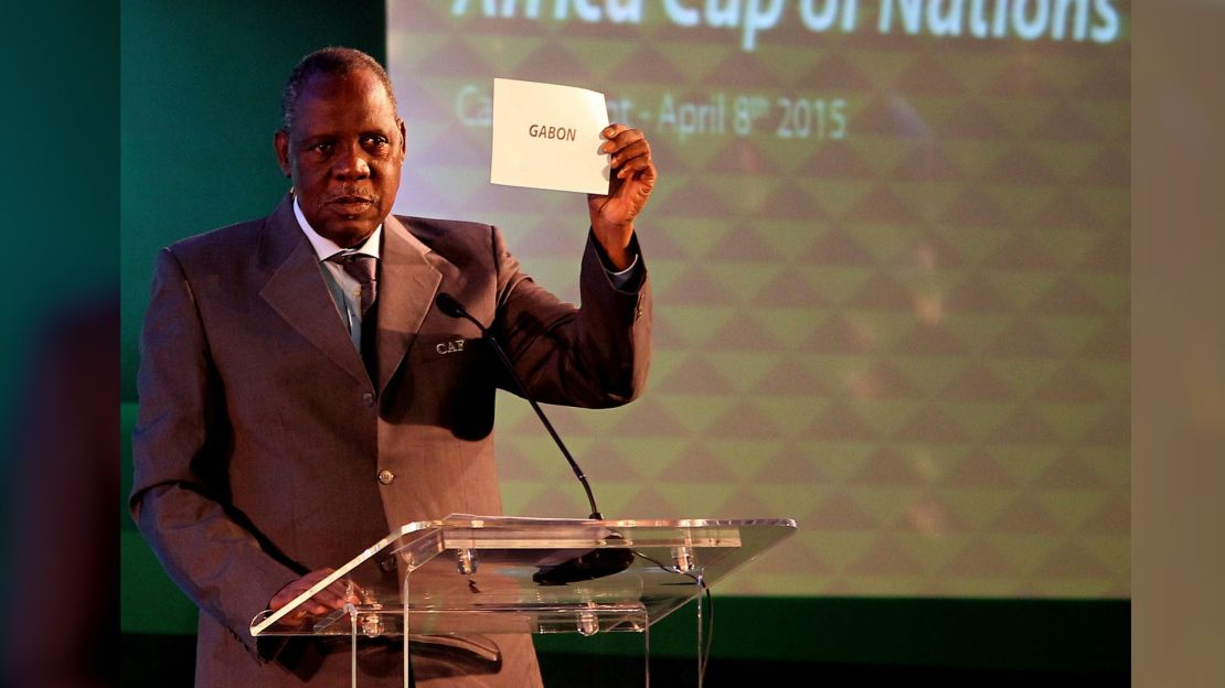 Issa Hayatou durante el sorteo de la Copa Africana en 2015