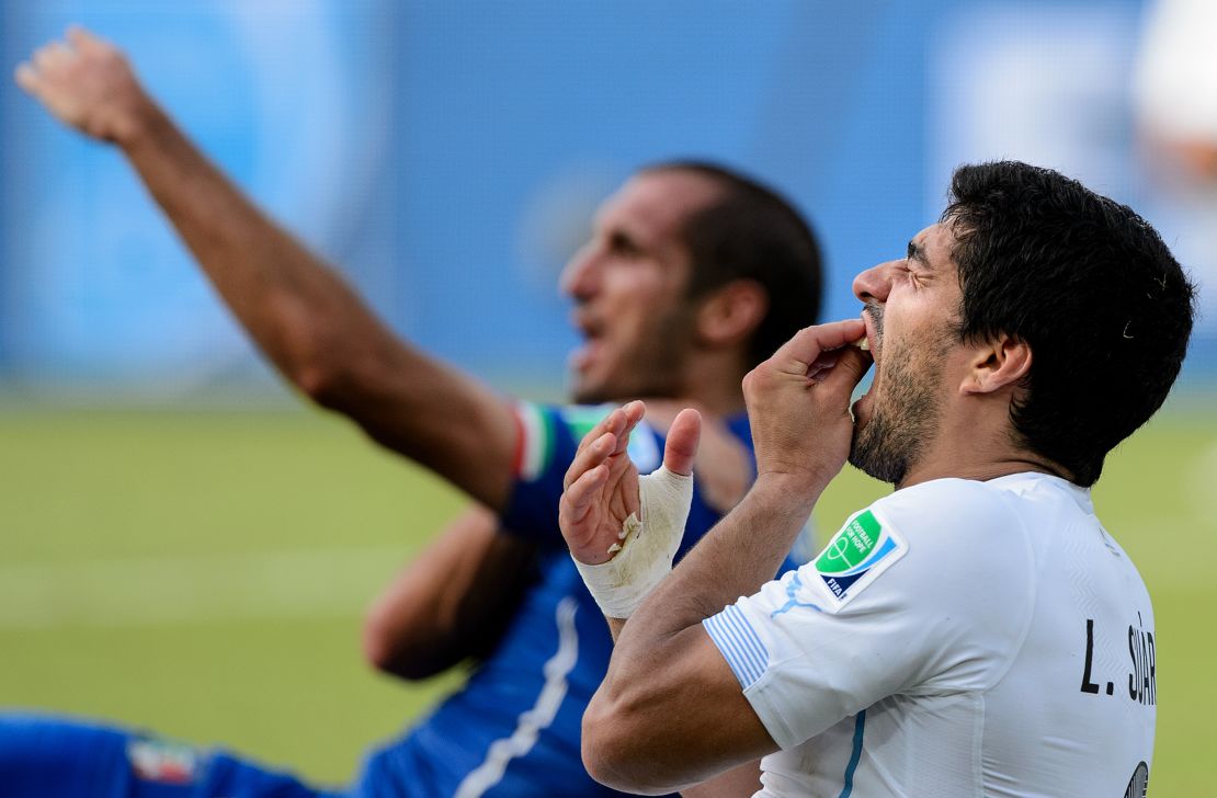 Luis Suárez y Chiellini en su incidente en el Mundial Brasil 2014