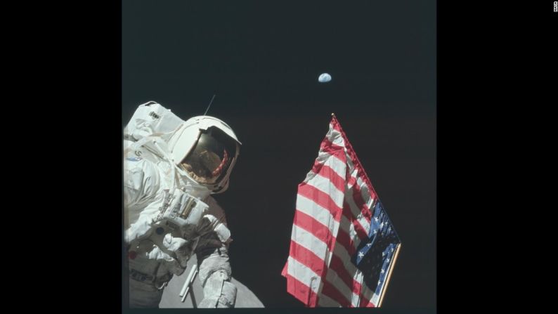 El astronauta Harrison Schmitt es fotografiado cerca de la bandera de Estados Unidos mientras camina en la luna durante la misión Apolo 17.