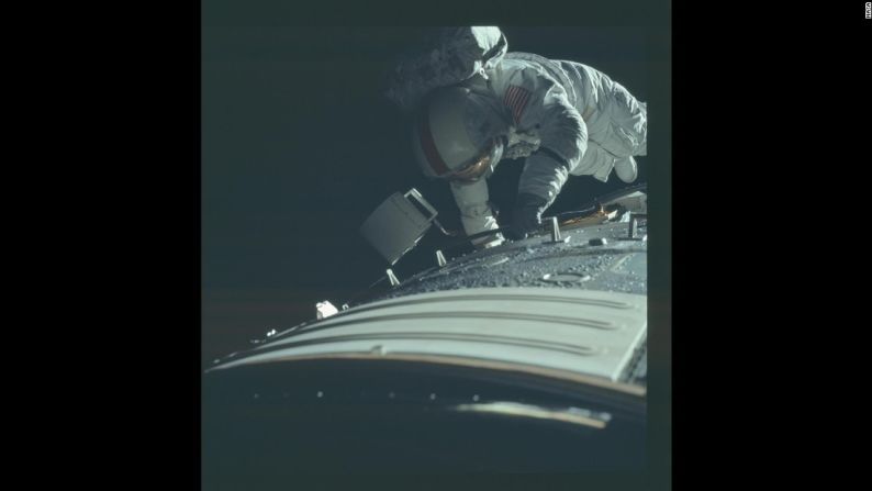 Un astronauta trabaja en el espacio mientras Apolo 17 orbita la luna en diciembre de 1972.