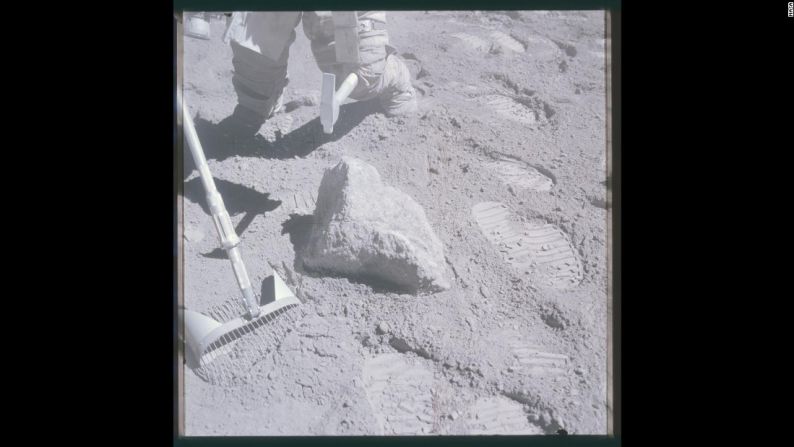 El astronauta Charlie Duke trata de sacar una muestra durante la misión Apolo 16.