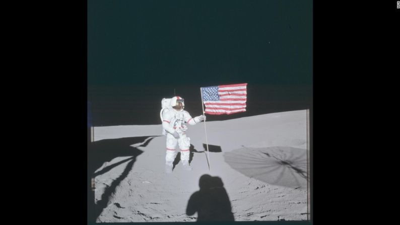 El comandante de Apolo 14, Alan Shepard, posa junto a la bandera de Estados Unidos mientras camina por la superficie de la luna en febrero de 1971.