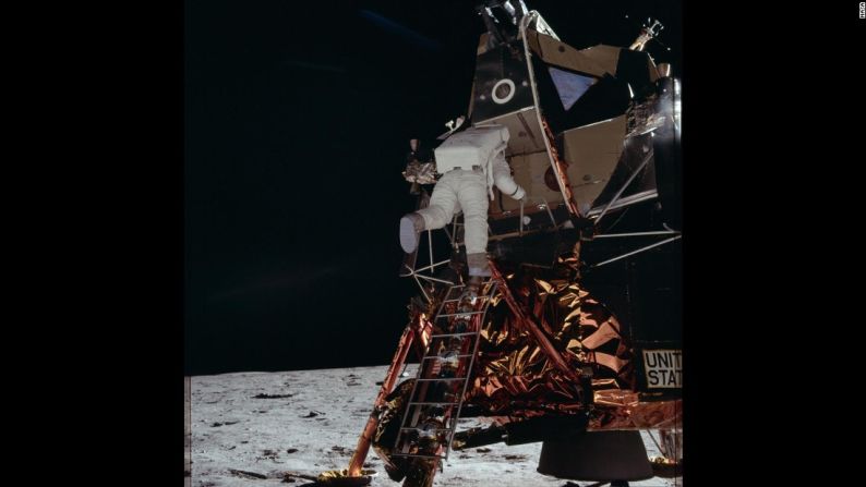 Aldrin baja las escaleras del módulo lunar, cuyo nombre en clave es "Eagle", mientras se prepara para caminar por la luna.