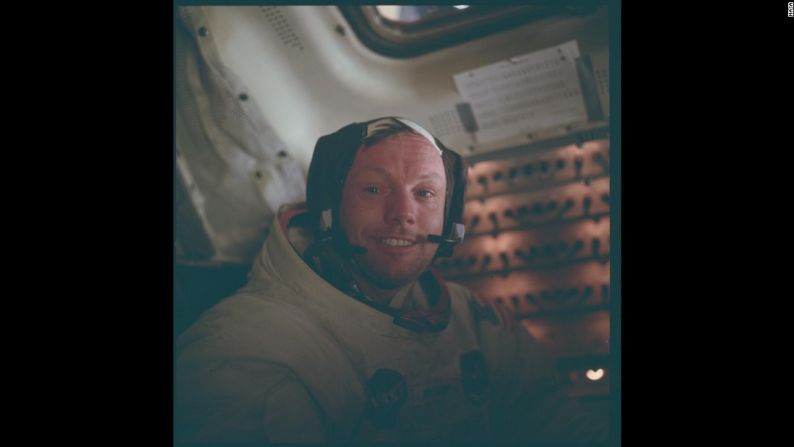 El comandante de Apolo 11, Neil Armstrong es fotografiado dentro del módulo lunar, después de que él y Buzz Aldrin caminaran en la superficie lunar el 20 de julio de 1969.