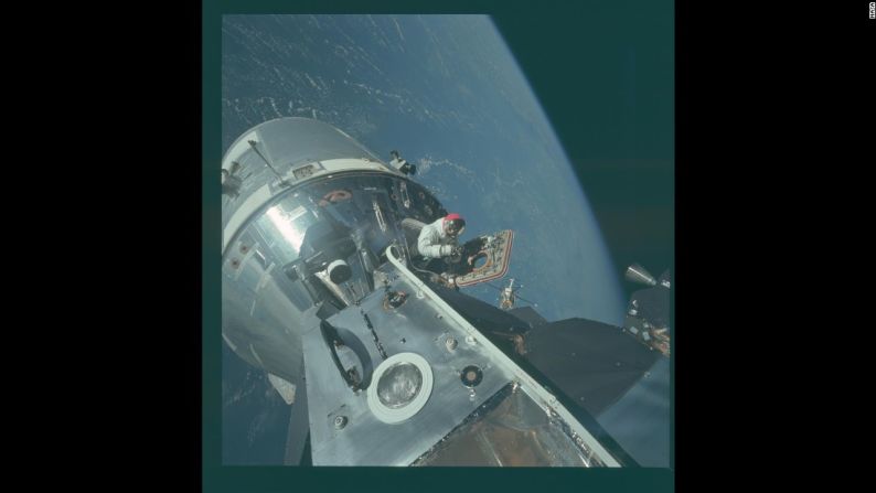 Con la Tierra en el fondo, el astronauta de la NASA David Scott trabaja en el espacio durante la misión Apolo 9 en marzo de 1969. Más de 8.000 fotos de las misiones Apolo de la NASA recientemente fueron publicadas en Flickr. Estas son algunas de cada misión.