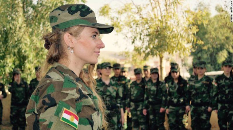 "Somos Peshmerga y les sacaremos los ojos de cualquiera que toque a nuestras niñas", afirman.