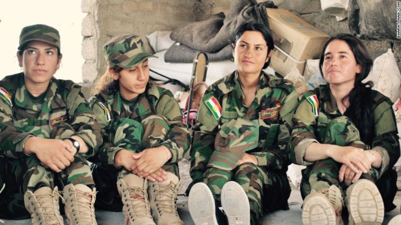 Ella reunió a unas 100 mujeres para crear una brigada y luchar contra el Estado Islámico.