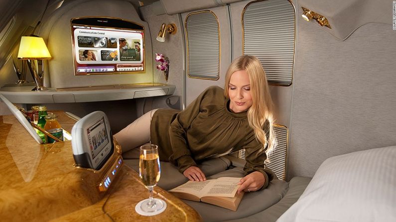 Primera clase: Emirates – AirlineRatings.com ha anunciado sus clasificaciones del 2015 para servicios a bordo. Emirates se encuentra entre los tres principales proveedores de primera clase. AirlineRatings.com dice: "La primera clase de Emirates se inspira en el Orient Express. La cabina estilo vagón de tren destila opulencia con un servicio que se equipara. Y la línea aérea fue la primera en ofrecer ducha a sus pasajeros de primera clase en el emblemático A380. Los pasajeros de primera clase pueden quedarse arropados en su mundo privado o buscar alguna compañía en el bar del salón en la parte trasera de la cubierta superior".