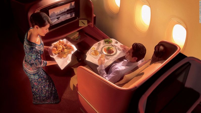 Primera clase: Singapore – AirlineRatings.com dice: "La aerolínea ha sido innovadora de tendencias en toda la cabina de pasajeros desde su lanzamiento en 1972. En 2007 introdujo un nuevo estándar de la primera clase al ofrecer una cama matrimonial en su A380, aunque rápidamente tuvo que hacer énfasis en que a los pasajeros no se les permitía tener demasiada intimidad. Pero el entorno es muy íntimo sin mencionar lo opulento".