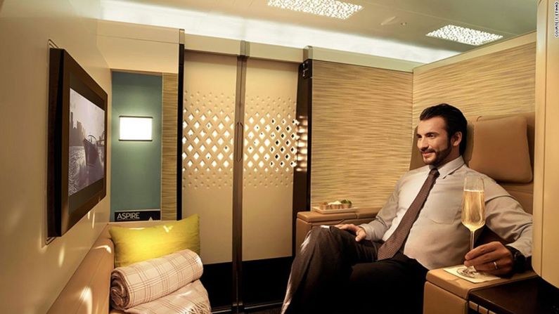 Primera clase: Etihad – AirlineRatings.com dice: "El año pasado Etihad reinventó sus cabinas premium inicialmente para su largo recorrido en los A380 y 787 y actualizará sus 777. Su primera clase en su emblemático A380 es, sencillamente, una clase en sí misma, con espacio, espacio y más espacio. La aerolínea también agregó un salón en el vestíbulo para primera clase y clase de negocios. Los pasajeros de primera clase también pueden usar una ducha privada".