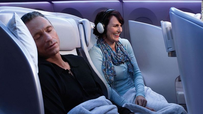 Clase económica premium: Air New Zealand – AirlineRatings.com dice: "En pocas palabras, la clase económica premium de Air New Zealand es como la clase de negocios, solo que sin la cama. Desde toallas calientes, un cálido edredón, auriculares con cancelación de ruido, un kit de servicio completo, un bar completo, comidas y aperitivos –de la calidad de la clase de negocios– servidos sobre un mantel de lino, esto representa el valor y la comodidad en su máxima expresión".