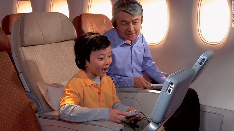 Clase económica: Singapore Airlines – AirlineRatings.com dice: "Desde los días de los viajes en clase económica, Singapore Airlines siempre ha establecido altos parámetros. Desde comidas con generosas porciones, sistema integral de entretenimiento a bordo, bares con autoservicio, asientos generosamente acolchados con soporte lumbar opcional, reposapiés y grandes mantas calientes, esta aerolínea sigue siendo una de nuestras favoritas".