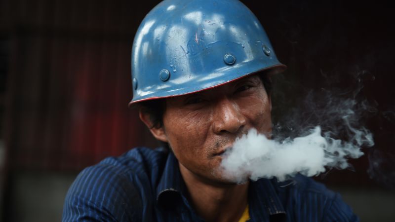 Estudio: el hábito de fumar le ocasionará la muerte a 1 de cada 3 hombres chinos | cnn