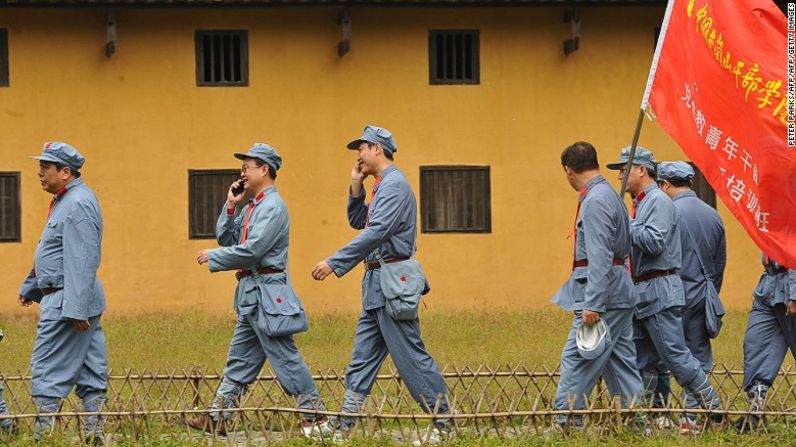 El ‘turismo rojo’ es un gran negocio en China. Aquí, unos turistas vestidos como soldados del Ejército Rojo durante un tour educativo en Jinggangshan, el lugar que nació la revolución China.