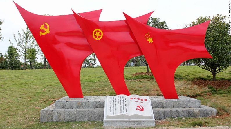 Únete al partido – Otras atracciones del parque incluyen una plaza donde los estudiantes y los jóvenes pueden hacer un juramento para unirse a la Liga de la Juventud Comunista o convertirse en miembro de pleno derecho del partido.