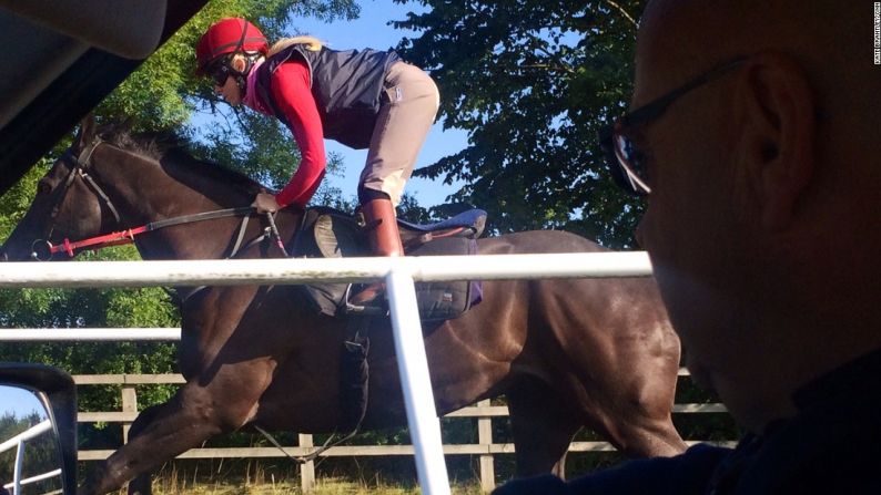 Bell actualmente es aprendiz de jinete y está estudiando su oficio bajo la dirección del legendario entrenador de caballos, Richard Fahey (derecha), en sus establos en Yorkshire del Norte.