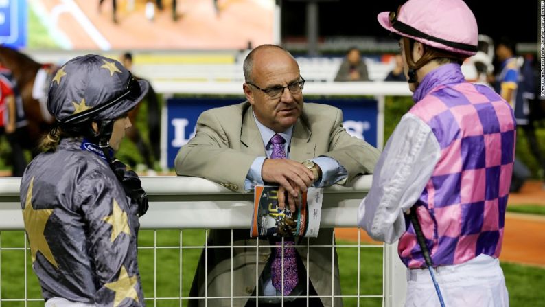 Richard Fahey (centro) habla con los jinetes Hayley Turner (izquierda) y James Doyle (derecha) en el hipódromo de Meydan en Dubai en el 2014. Al referirse a Bell, él le dijo a CNN: "Sammy es muy talentosa. Ella no complica las cosas. Ella tiene una gran habilidad para las carreras".