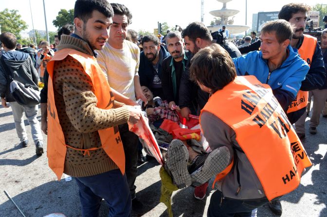 Una persona herida es auxiliada por voluntarios tras una explosión registrada en Ankara, Turquía.