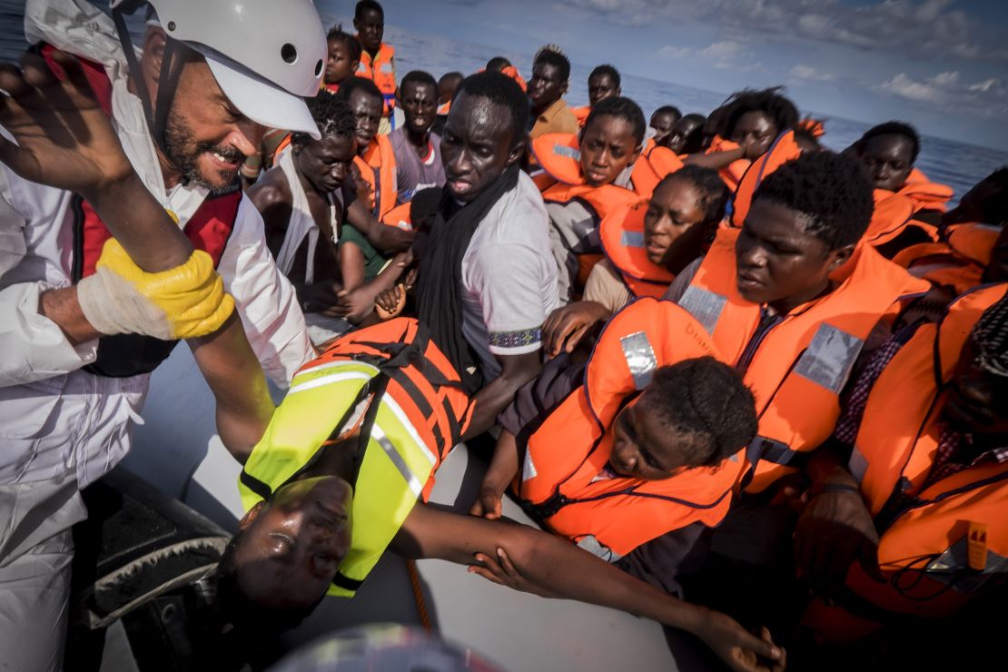 Un equipo de salvamento rescata a un grupo de inmigrantes que intentaba cruzar el mar Mediterráneo desde costas libias a bordo de una embarcación.