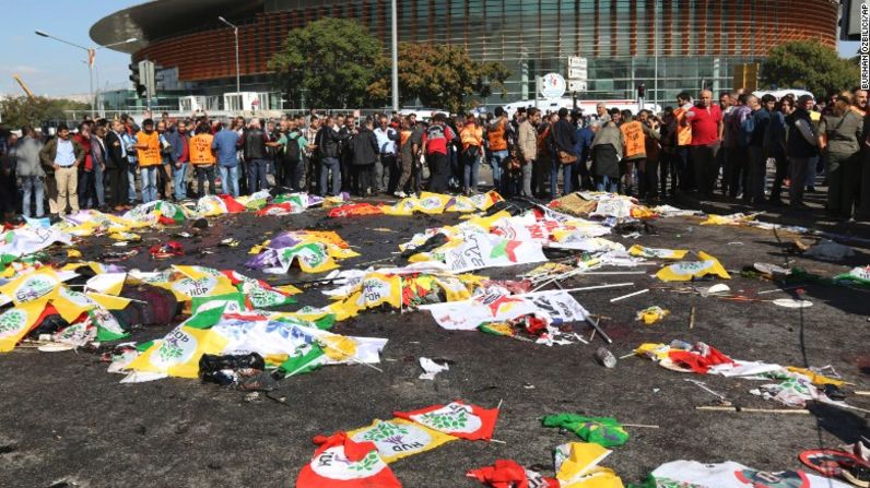 El gobierno de Turquía decretó tres días de luto nacional por las víctimas del atentado registrado durante una manifestación pacífica.