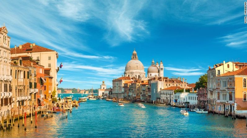 Los mayoría de los capitanes coinciden en que no hay como arribar a Venecia en las primeras horas del día, cuando puedes disfrutar de toda la belleza de esta romántica ciudad italiana. (Royal Caribbean).