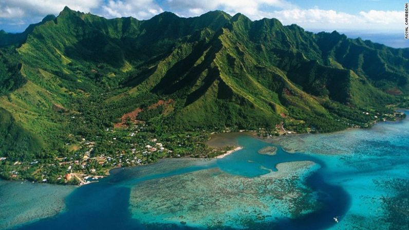 La isla de Moorea, en la Polinesia Francesa. Llena de contrastes entre el turquesa de sus aguas, el verde de las altas montañas que le rodean y sus sorprendentes playas. (Royal Caribbean).