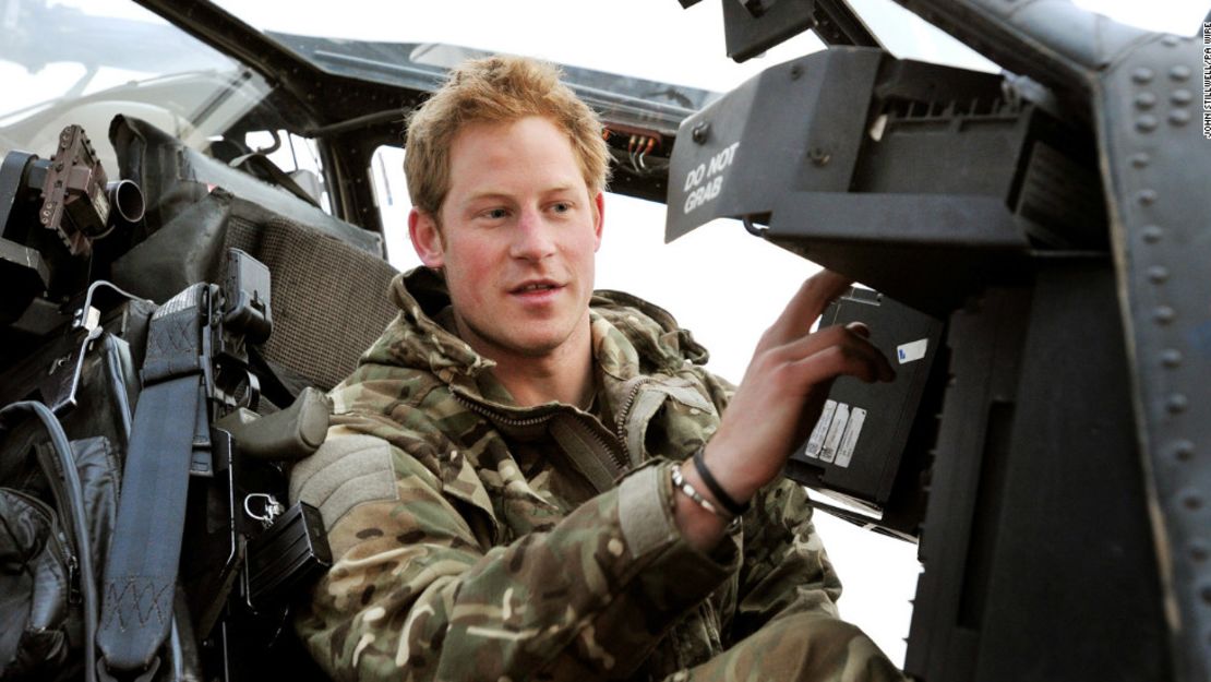 En príncipe Enrique en la cabina de un helicóptero Apache.