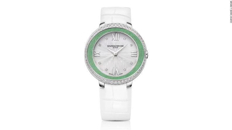 Baume & Mercier - Promesse Jade ($11.400) - Los indicadores de la hora se distinguen por números romanos y diamantes, y el reloj en sí ha sido terminado con una correa blanca de piel de cocodrilo. Solo hay 8 relojes Promesse Jade disponibles.