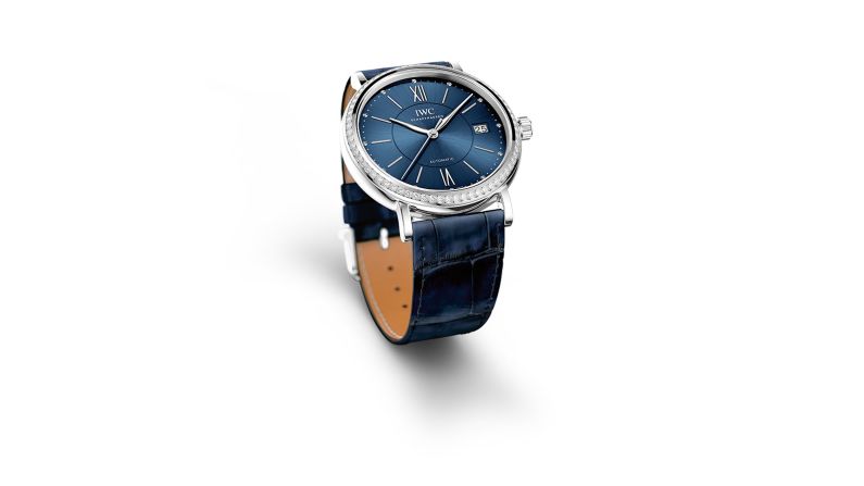 IWC Schaffhausen - Portofino Automatic 37 ($10.200)- Al incluir dos nuevos modelos de diamantes a su serie Portofino, IWC Schaffhausen revela dos nuevas combinaciones de colores, entre ellas el modelo azul que aparece en la imagen arriba. Inspirado en el mar de Liguria, este reloj tiene una correa azul en piel de cocodrilo para que combine con la cara azul, y cuenta con 66 diamantes.