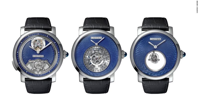 Cartier Mysterious Double Tourbillon, Minute Repeater Tourbillon, Astrocalendar ($709.700) aproximadamente - Cartier dio a conocer una caja de edición limitada (solo hay un total de cinco disponibles) que cuenta con tres relojes destacados, y se dice que cada uno ejemplifica la identidad de Cartier en la fabricación de relojes. El Mysterious Double Tourbillon, el cual cuenta con un tourbillon que gira en el corazón del reloj; el Minute Repeater Tourbillon, el cual combina el Flying Tourbillon con un reloj de repetición de minutos, y el Astrocalendar, el cual cuenta con un complejo sistema de calendario que distingue entre un año normal y un año bisiesto.